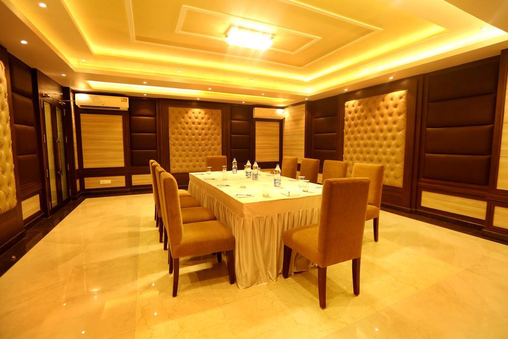 Awesome Palace Hotel Guwahati Luaran gambar